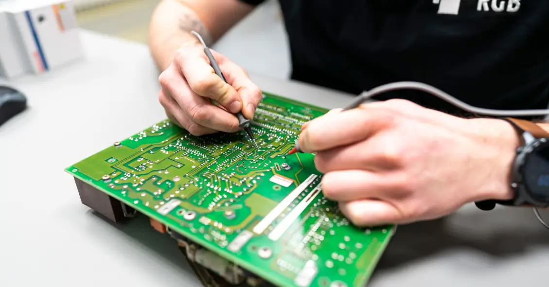 pracownik-rgb-naprawa-urzadzenia
