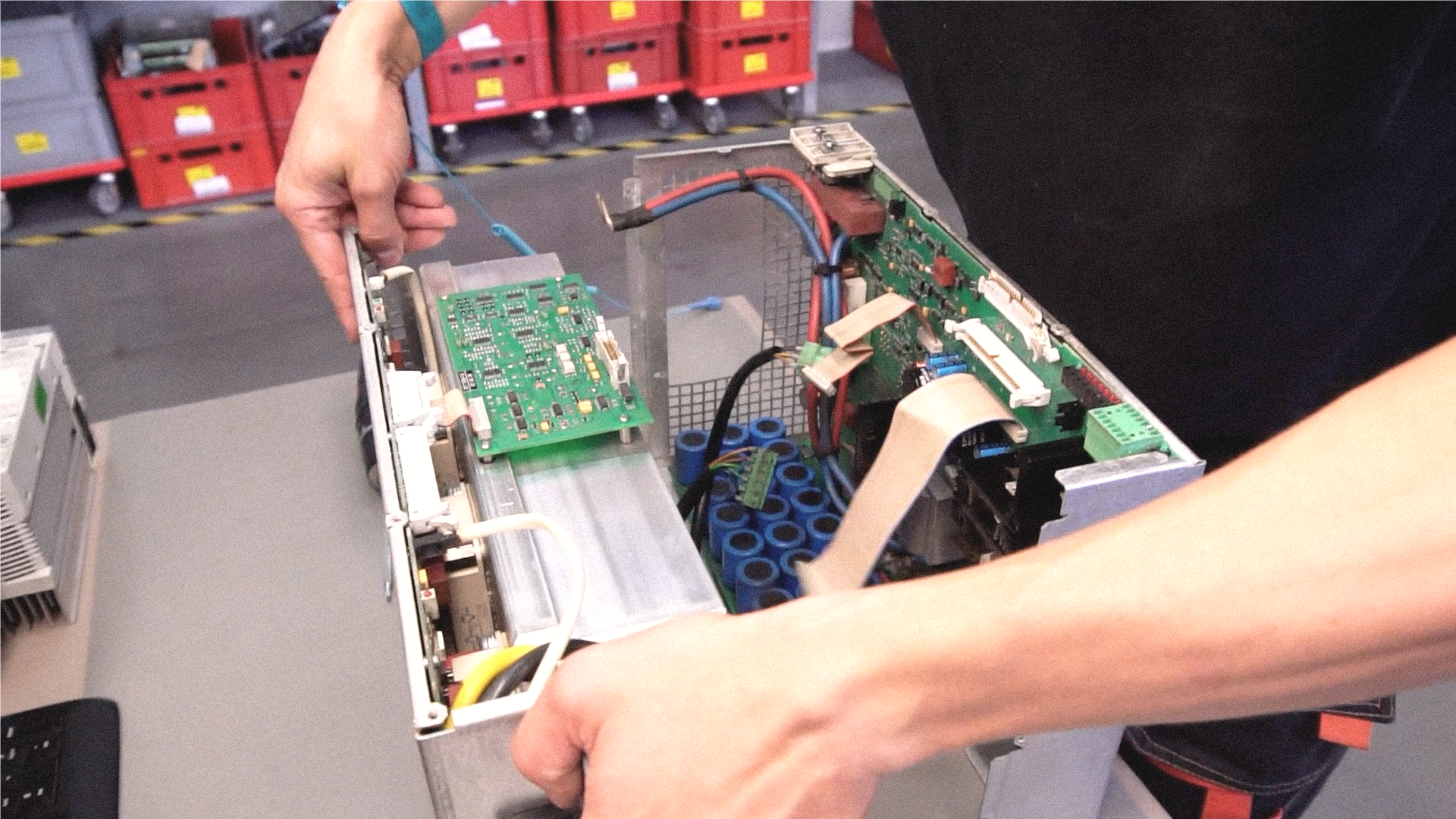 Service technician repairs Heidenhain servonaped at Neethsel HK